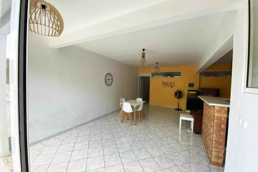 Charmant Appartement Avec Piscine Le Robert Exterior foto