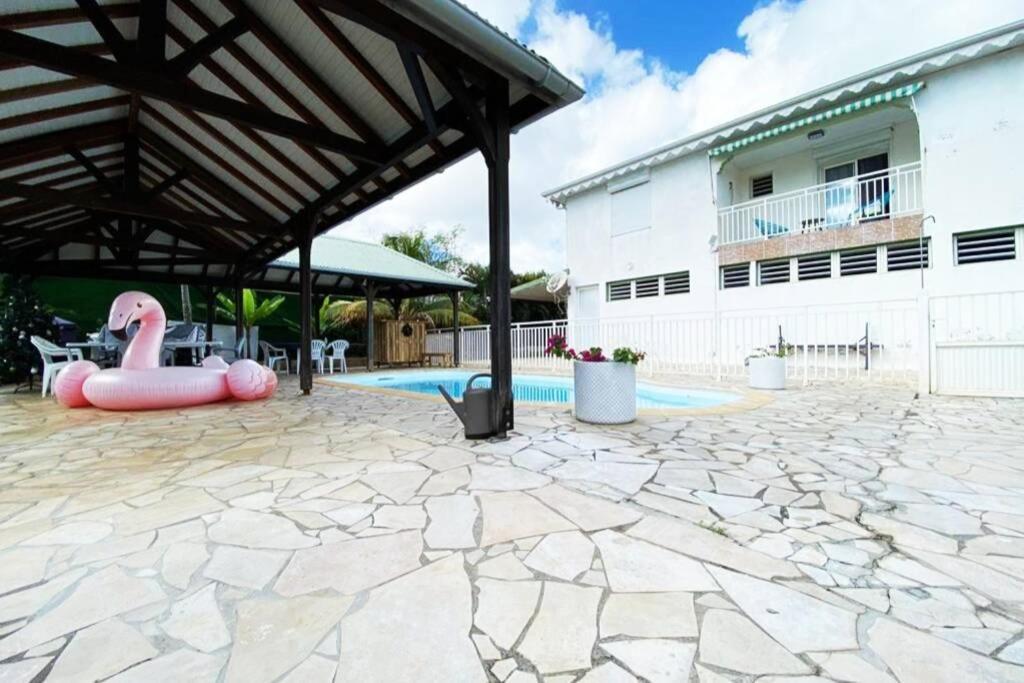 Charmant Appartement Avec Piscine Le Robert Exterior foto