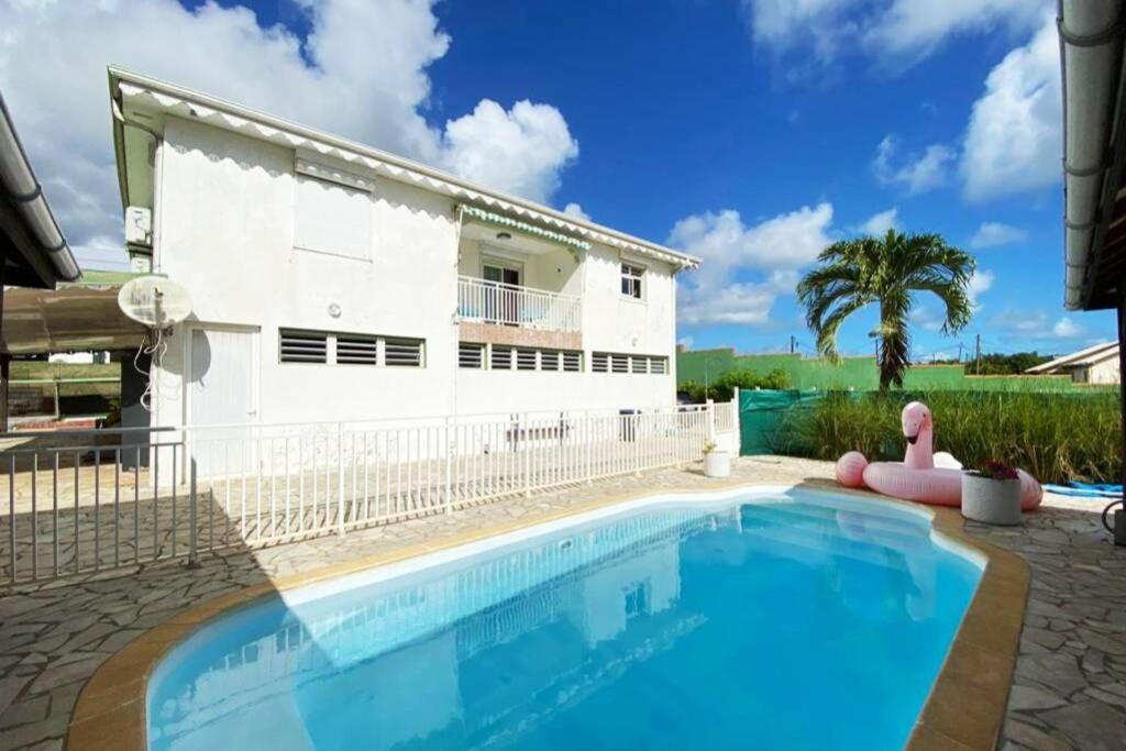 Charmant Appartement Avec Piscine Le Robert Exterior foto