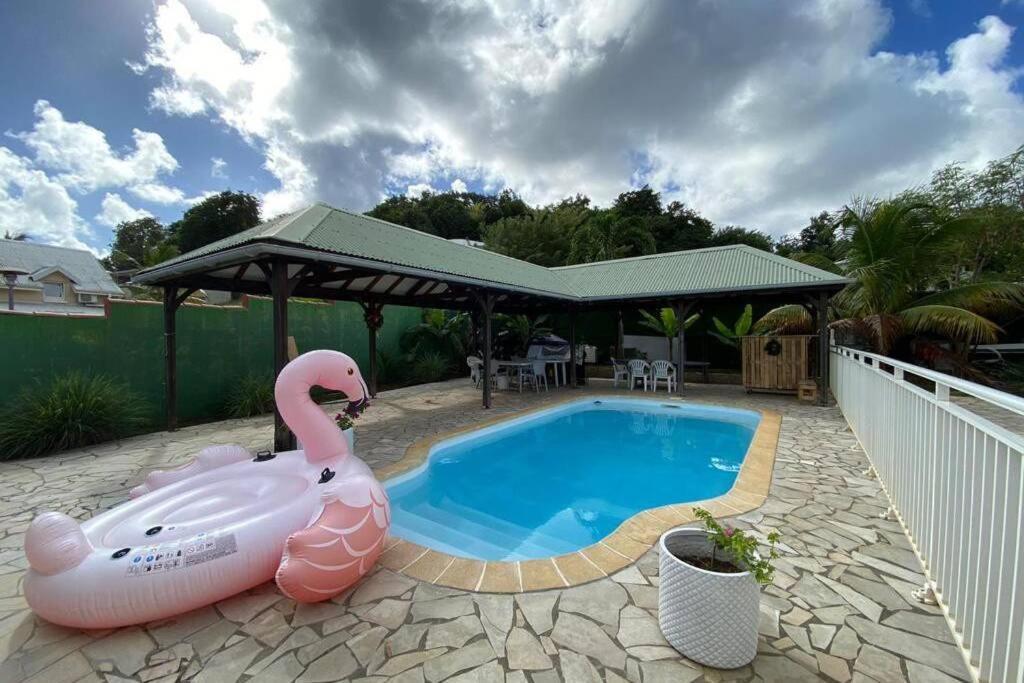 Charmant Appartement Avec Piscine Le Robert Exterior foto